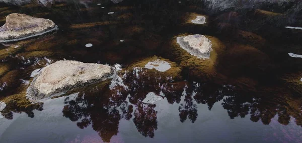 Primo Piano Rocce Nel Fiume Rio Tinto Rosso Acido Inquinato — Foto Stock