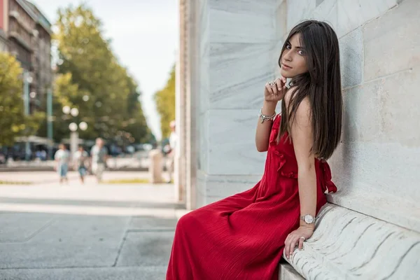 Milán Italia Jun 2019 Hermosa Morena Con Pelo Largo Ciudad — Foto de Stock