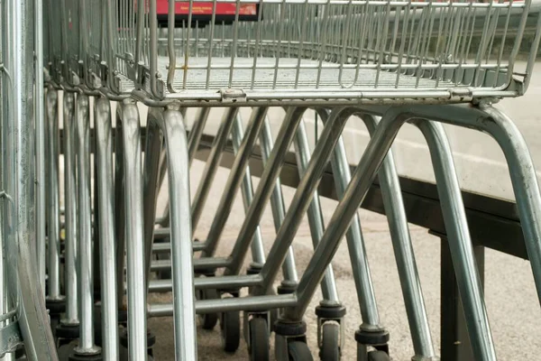 Eine Nahaufnahme Der Einkaufswagen Der Nähe Des Supermarktes — Stockfoto