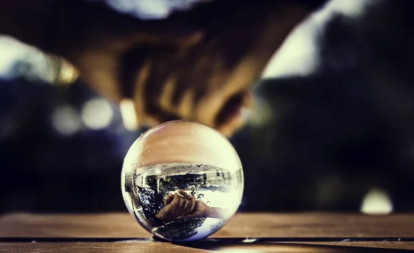 Tiro Perto Uma Esfera Vidro Refletindo Seu Entorno Dentro Colocado — Fotografia de Stock