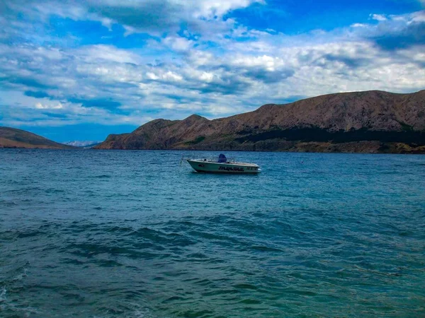 Gran Ángulo Tiro Barco Rodeado Por Las Montañas Agua —  Fotos de Stock