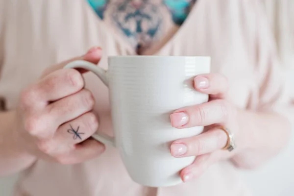 Southside Australia Marzo 2020 Mujer Con Tatuajes Sostiene Taza Café —  Fotos de Stock