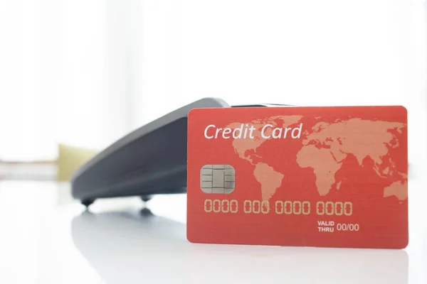 Ένα Κοντινό Πλάνο Μιας Κόκκινης Πιστωτικής Κάρτας Τερματικό Πληρωμών Και — Φωτογραφία Αρχείου