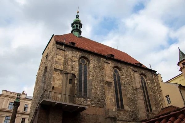 Zderaz Prag Daki Wenceslas Kilisesi Nin Arka Planda Bulutlu Mavi — Stok fotoğraf