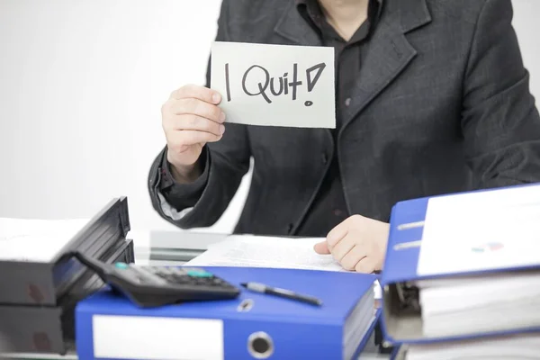 Empregado Está Parando Ele Está Sentado Atrás Sua Mesa Escritório — Fotografia de Stock