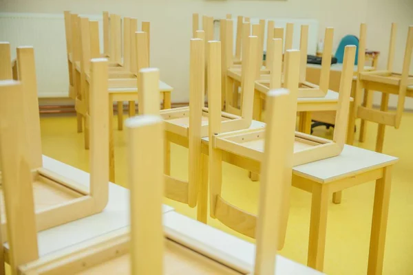 Las Sillas Madera Pequeñas Están Sobre Mesa —  Fotos de Stock