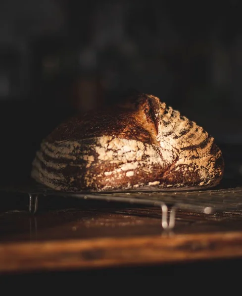 Σπιτικό Ψωμί Σίκαλης Αλεύρι Σίκαλης Ένα Τραπέζι Κατά Διάρκεια Του — Φωτογραφία Αρχείου