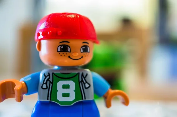 Poznan Poland Nisan 2020 Kırmızı Şapkalı Lego Duplo Erkek Heykelciğine — Stok fotoğraf