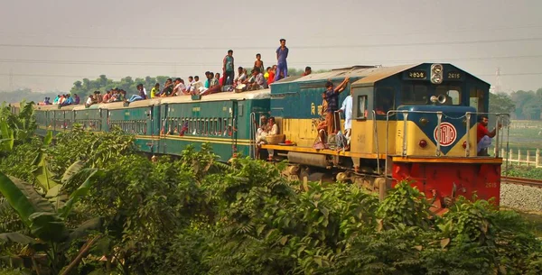 斯坦丁 澳大利亚 2015年11月23日 前往孟加拉国的旅客发现了这列拥挤的火车 — 图库照片