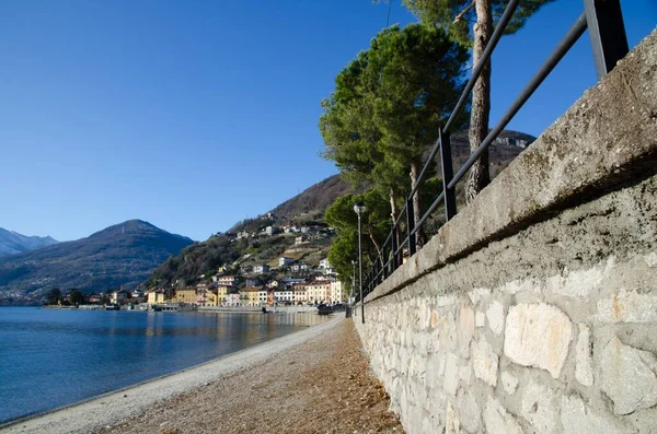 Pueblo Costa Lago Alpino Con Playa Arena Montañas Fence Lombardía —  Fotos de Stock