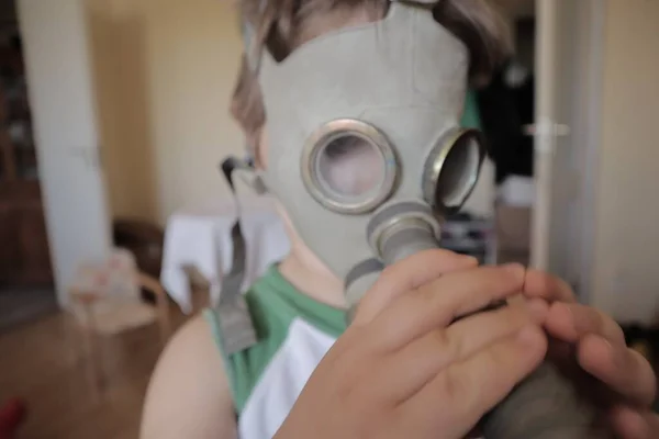 Een Oppervlakkige Focusshot Van Een Jongen Met Een Gasmasker Kamer — Stockfoto