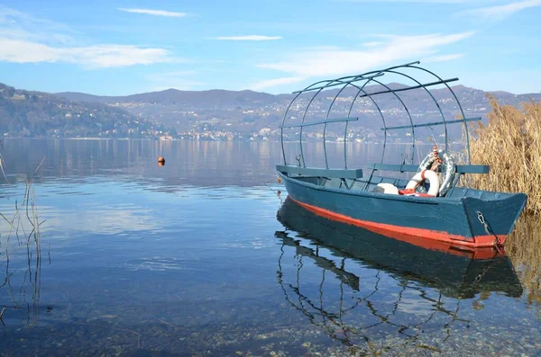 Gammal Fiskebåt Sjön Med Fjäll Bakgrunden — Stockfoto