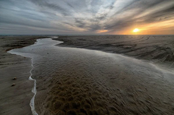 Ein Schöner Sandstrand Mit Meer Bei Ebbe — Stockfoto