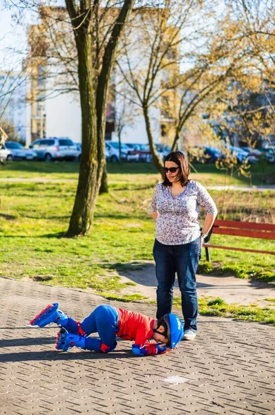 Poznan Poland Apr 2020 Woman Sunglasses Standing Next Boy Fell — Stock Photo, Image