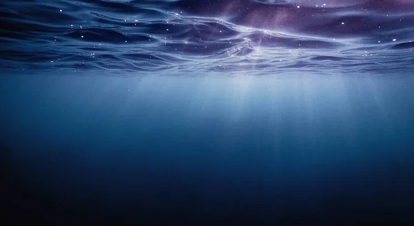 Sötét Kék Óceán Felszíni Kilátás Víz Alól Napsugarak Ragyog — Stock Fotó