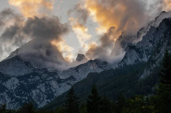 Bel Colpo Montagne Rocciose Foresta Sotto Cielo Nuvoloso Durante Tramonto — Foto Stock