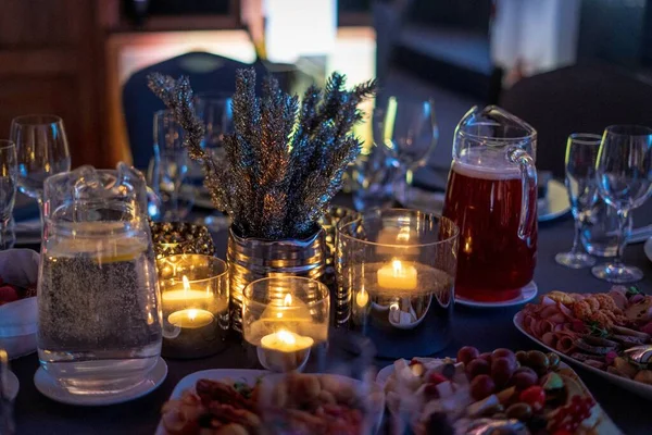 Vacsoraasztal Gyertyákkal Karácsonyi Ünnepségre — Stock Fotó