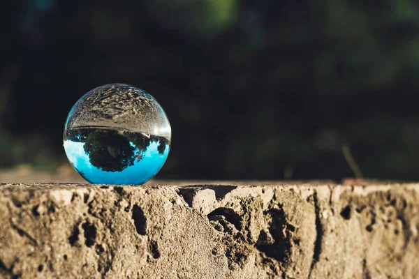Tiro Close Uma Esfera Vidro Refletindo Seus Arredores Dentro Colocado — Fotografia de Stock