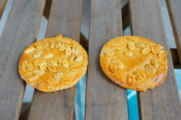 Colpo Alto Angolo Biscotti Freschi Deliziosi Arachidi Dorate Collocati Assi — Foto Stock