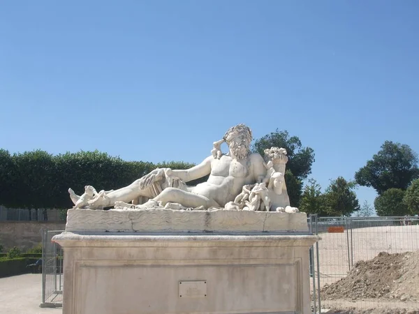 Belo Tiro Uma Estátua Homem Deitado Tuileries Garden Paris França — Fotografia de Stock