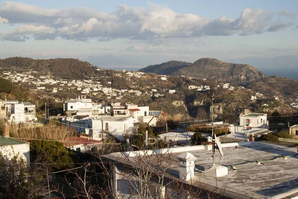 Een Voorstedelijke Stad Vol Witte Gebouwen Omringd Door Bergen — Stockfoto