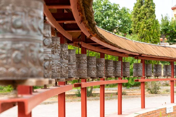 Zbliżenie Starożytnego Koła Modlitewnego Świątyni Buddyjskiej Katmandu Nepal Wykonane Metalu — Zdjęcie stockowe