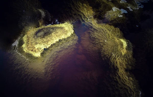 Een Close Van Rotsen Rode Zure Vervuilde Rio Tinto Rivier — Stockfoto