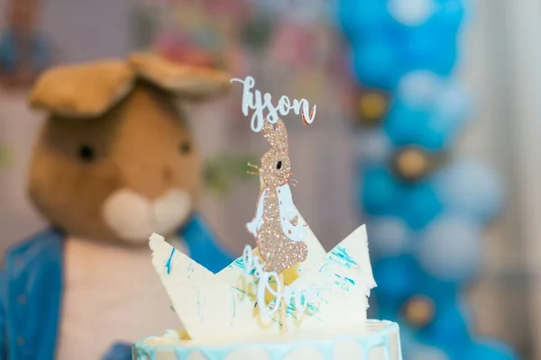 케이크에 귀여운 토끼의 — 스톡 사진