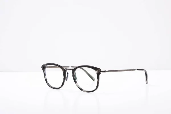 Närbild Bild Eleganta Glasögon Isolerad Vit Bakgrund — Stockfoto