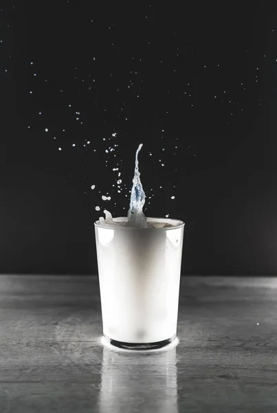 Una Vista Vertical Escala Grises Chorro Líquido Blanco Una Taza — Foto de Stock