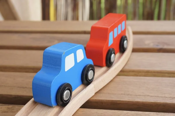 Foco Raso Tiro Azul Vermelho Miniatura Carros Madeira Brinquedo — Fotografia de Stock