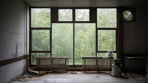Uma Janela Vidro Chão Confuso Uma Sala Abandonada — Fotografia de Stock