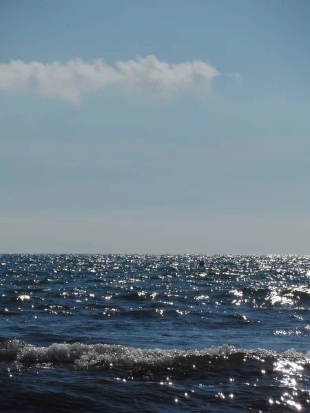 Een Verticaal Shot Van Prachtige Golven Oceaan Onder Bewolkte Blauwe — Stockfoto