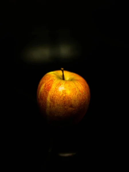 Gros Plan Vertical Une Pomme Sur Table Sous Les Lumières — Photo