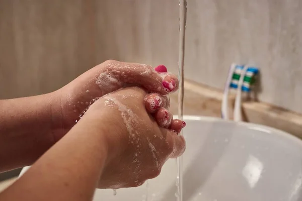 Ένα Κοντινό Πλάνο Μιας Γυναίκας Πλένει Χέρια Της Σαπούνι Κάτω — Φωτογραφία Αρχείου