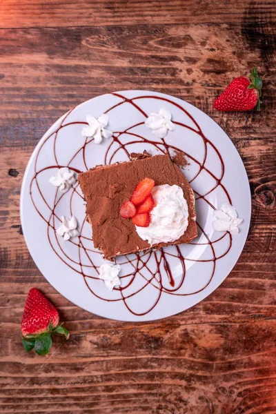 Накладный Снимок Шоколадного Печенья Взбитыми Сливками Клубникой — стоковое фото