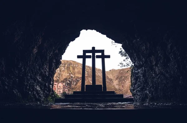 Covadonga Covadonga Spanya Mabedinin Taş Haçlarının Alçak Açılı Çekimi — Stok fotoğraf