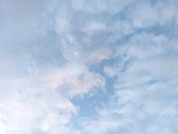 蓝蓝的天空中美丽的白云拍成的低角度的照片 — 图库照片