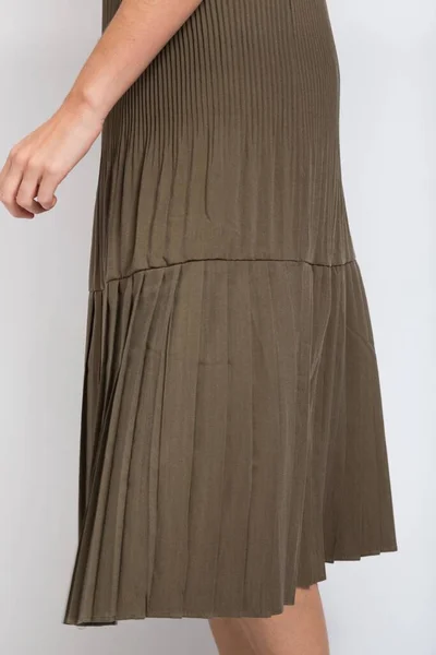 Disparo Vertical Una Mujer Vestida Con Vestido Color Khaki —  Fotos de Stock