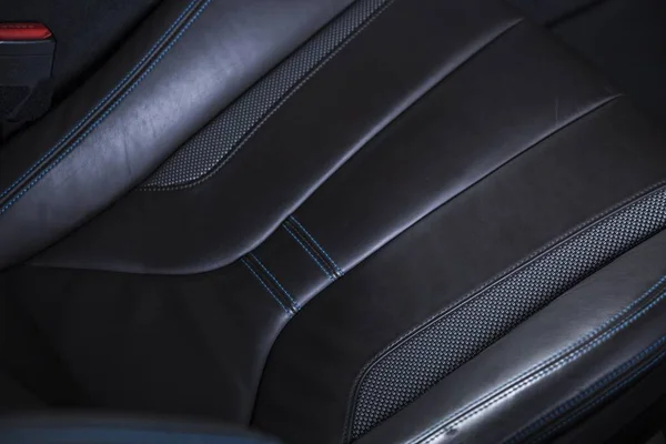 Plano Primer Plano Alto Ángulo Del Asiento Cuero Coche Negro — Foto de Stock