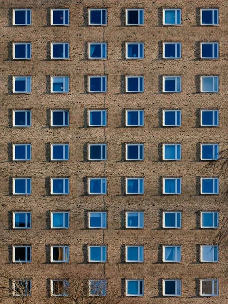 Вертикальний Знімок Будівлі Квадратними Вікнами Під Сонячним Світлом Вдень Круто — стокове фото