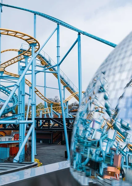 Eine Vertikale Aufnahme Einer Achterbahn Einem Freizeitpark — Stockfoto