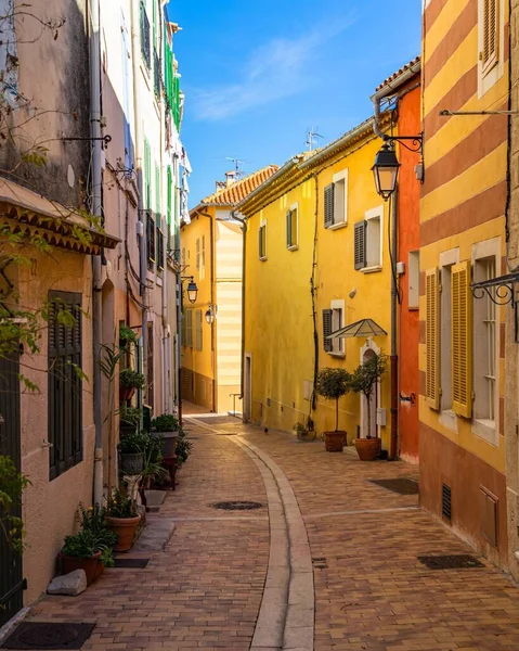 Disparo Vertical Una Colorida Estrecha Calle Ciudad Cassis Sur Francia —  Fotos de Stock