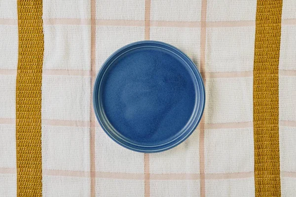 Cliché Aérien Bol Bleu Sur Une Nappe Motifs Parfait Pour — Photo