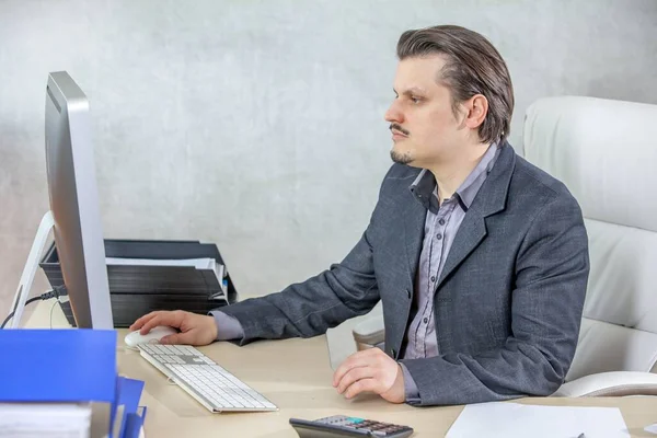 Egy Üzletember Ellenőrzi Mailt Számítógépén Irodájában — Stock Fotó