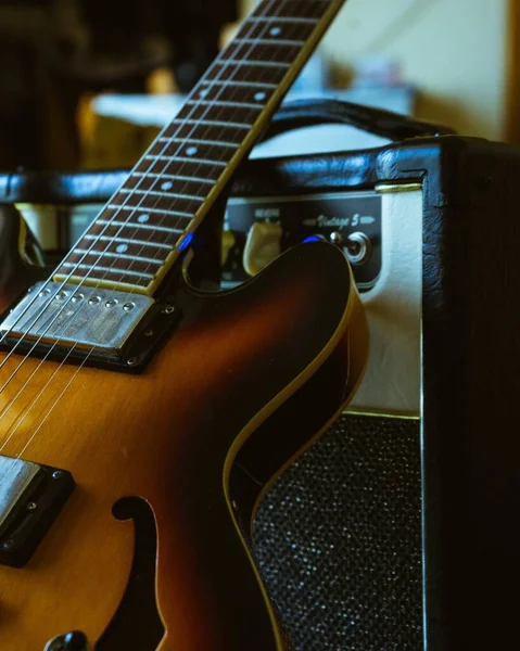 Een Close Verticaal Shot Van Een Bruine Elektronische Gitaar — Stockfoto