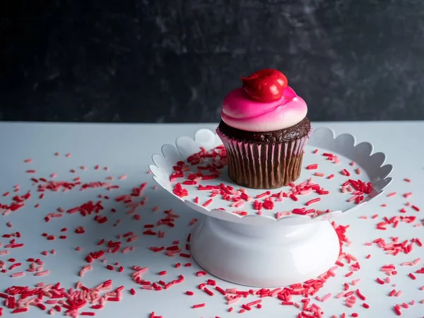 Ein Schöner Cupcake Auf Dem Tisch Zum Valentinstag — Stockfoto