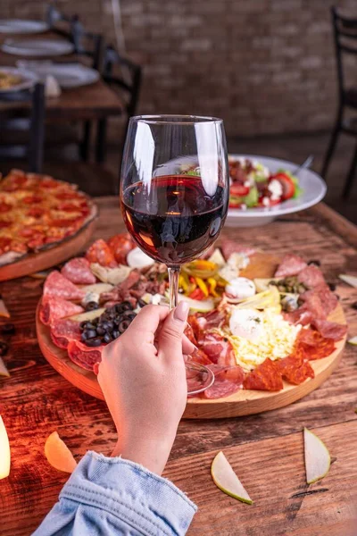 Una Toma Vertical Una Persona Sosteniendo Una Copa Vino Detrás — Foto de Stock