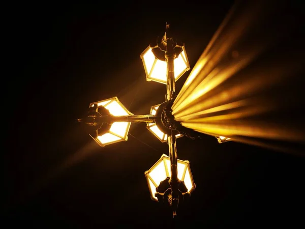 Gece Parlayan Bir Sokak Lambasının Alçak Açılı Görüntüsü — Stok fotoğraf