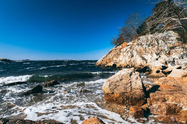 海は青い空と海岸の岩 — ストック写真